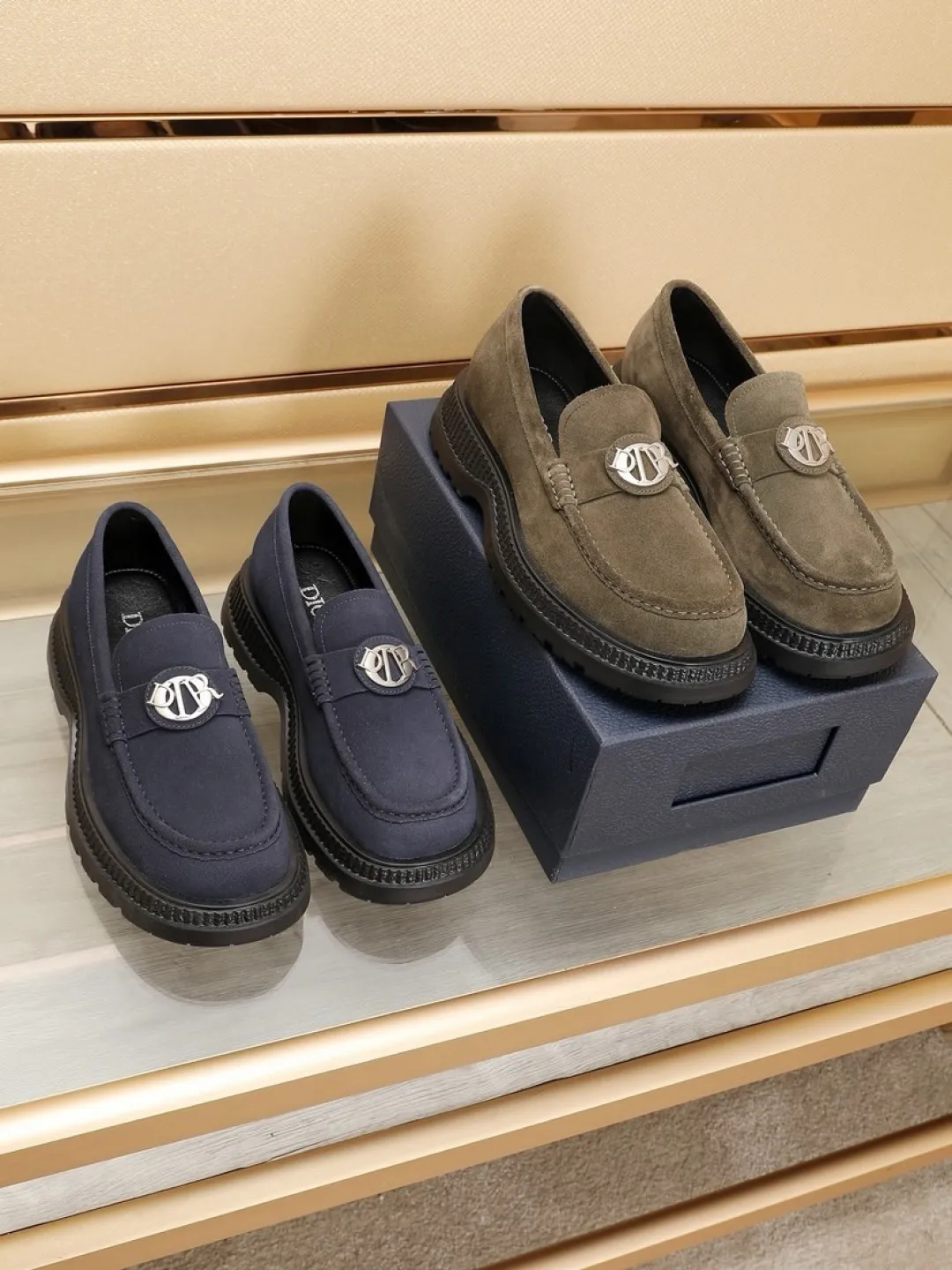 Factory P500💰dior 🆕Men's classic loafers, which combine classic shoe styles with retro California style. Slipper style design, easy to put on and take off. Crafted from top-grain cowhide leather, they feature a rubber lugged sole and the DIO* AND SHAWN signature in brass and enamel. Wear it with casual clothing or a suit. Size: 38-44 (45.46 customized)
